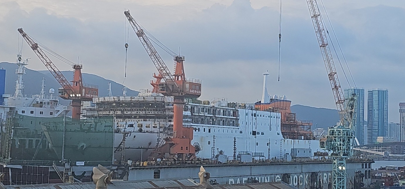 溶接は、約一か月かかり、10月11日前後に海に浮かべるローンチングに進む予定です。